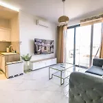 Stylish Duplex 3 Bedroom Jacuzzi, Bbq, Scenic Views Apartment *