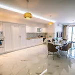 Stylish Duplex 3 Bedroom Jacuzzi, Bbq, Scenic Views Apartment