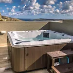 Stylish Duplex 3 Bedroom Jacuzzi, Bbq, Scenic Views Apartment