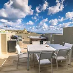 Stylish Duplex 3 Bedroom Jacuzzi, Bbq, Scenic Views * Għajnsielem