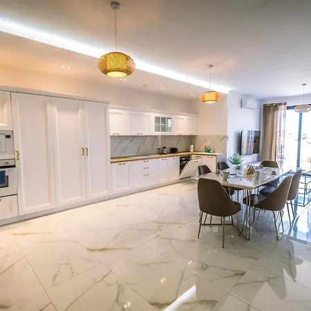 Stylish Duplex 3 Bedroom Jacuzzi, Bbq, Scenic Views アパート