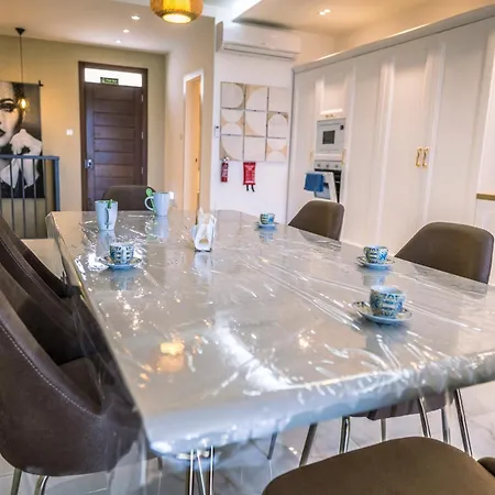 Stylish Duplex 3 Bedroom Jacuzzi, Bbq, Scenic Views アパート アインシーレム