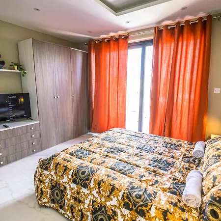 Stylish Duplex 3 Bedroom Jacuzzi, Bbq, Scenic Views Apartment Għajnsielem
