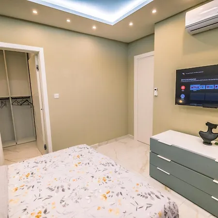 Stylish Duplex 3 Bedroom Jacuzzi, Bbq, Scenic Views Apartment *