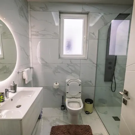 Stylish Duplex 3 Bedroom Jacuzzi, Bbq, Scenic Views Apartment *