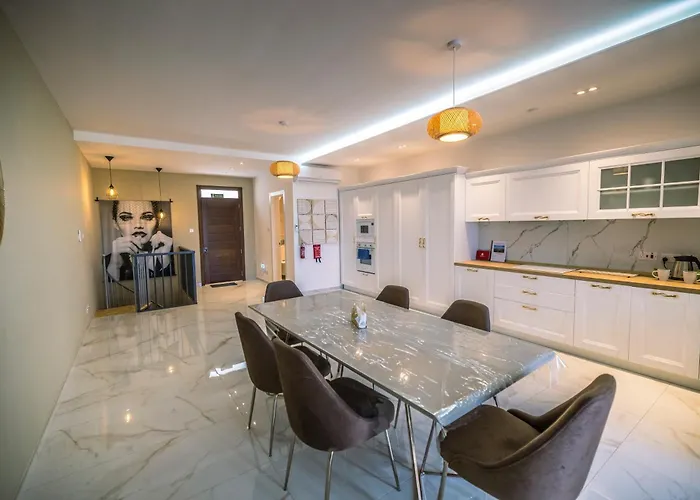 Stylish Duplex 3 Bedroom Jacuzzi, Bbq, Scenic Views Għajnsielem